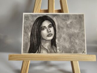 Schwarzhaarige Dame Format ca. A6