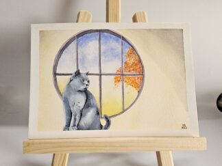 Britisch Kurzhaarkatze vor einem runden Fenster
